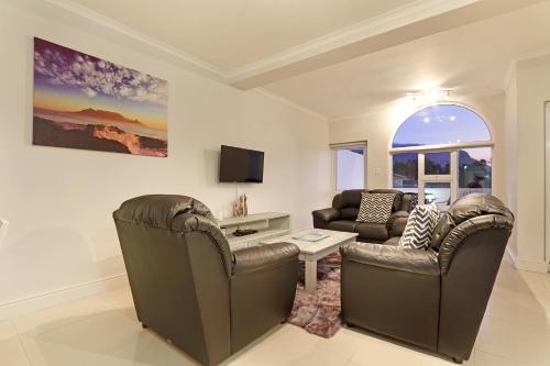 Camps Bay Beach Apartment - thumb 3