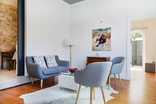 Contemporary Cottage On The Kalk Bay Mountainside - thumb 1