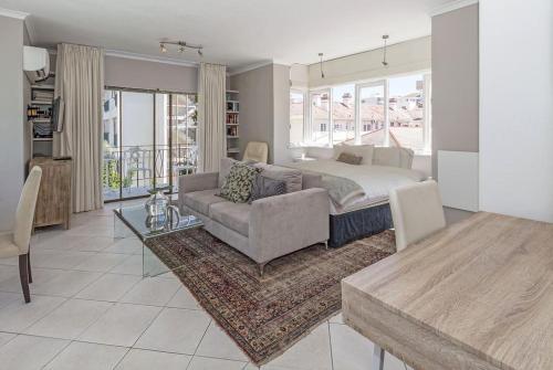 Cosy And Classy Sea Point Apartment - thumb 0