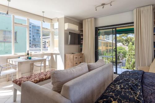 Cosy And Classy Sea Point Apartment - thumb 1