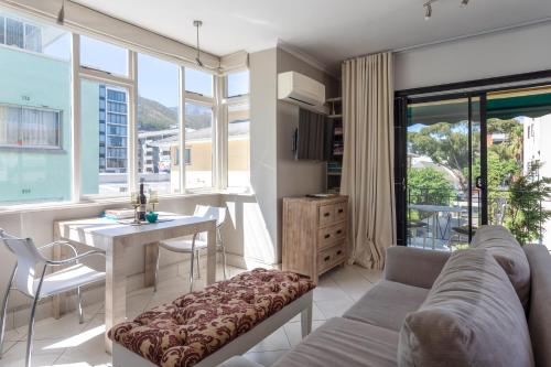 Cosy And Classy Sea Point Apartment - thumb 4