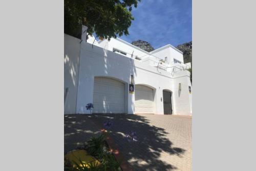 Cozy Camps Bay House With Mountain And Sea View - thumb 3
