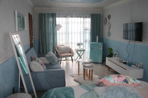 Cozy, Modern Luxury Cottage - Peaceful Charm WiFi! - thumb 1