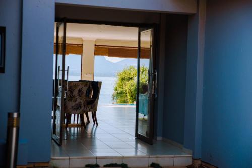 DAM VEIW HOUSE - thumb 2