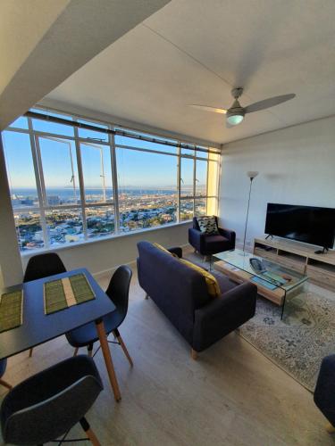 Disa Park 14th Floor Apartment With City Views - thumb 1