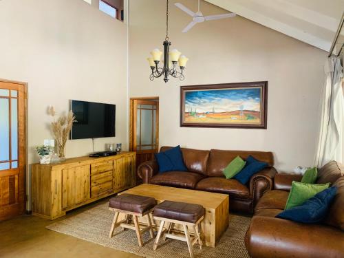 Entertainers Heaven Next To Popular School - thumb 4