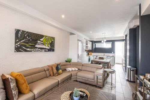 Entire Luxury 2 Bedroom En-suite Apartment At Regency Hotel - thumb 1