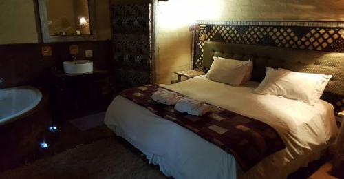 Essential Rose Room African Silhouette Country House For Essential Workers - thumb 0