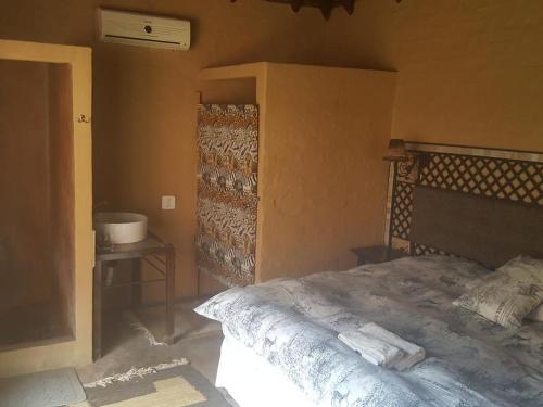 Essential Rose Room African Silhouette Country House For Essential Workers - thumb 5