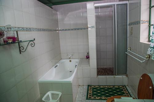 FAMILY BEDROOM - thumb 2