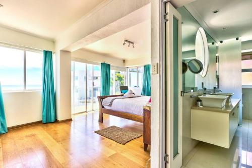Family Living On Clifton Beach Front - thumb 4