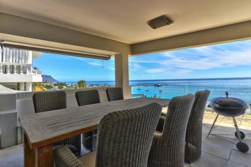 Family Living On Clifton Beach Front - thumb 0