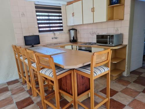 GREATNESS AWAITS TRAVELLER - thumb 2