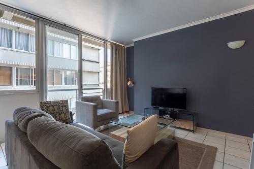 Ideal City Apartment With Rooftop Views - thumb 1