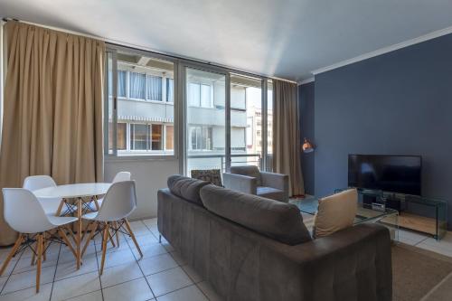 Ideal City Apartment With Rooftop Views - thumb 0