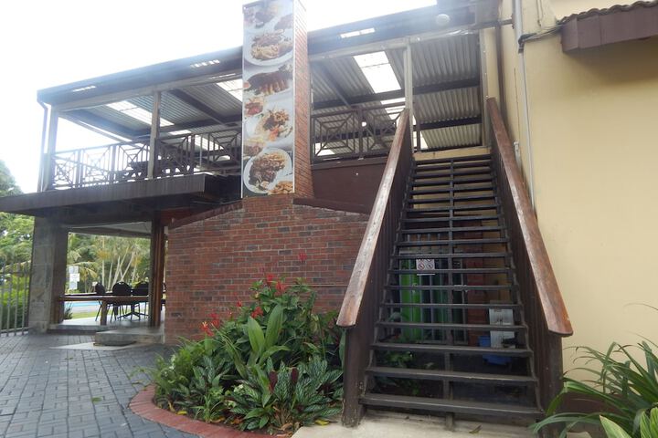 Elephant Lake Hotel - thumb 7