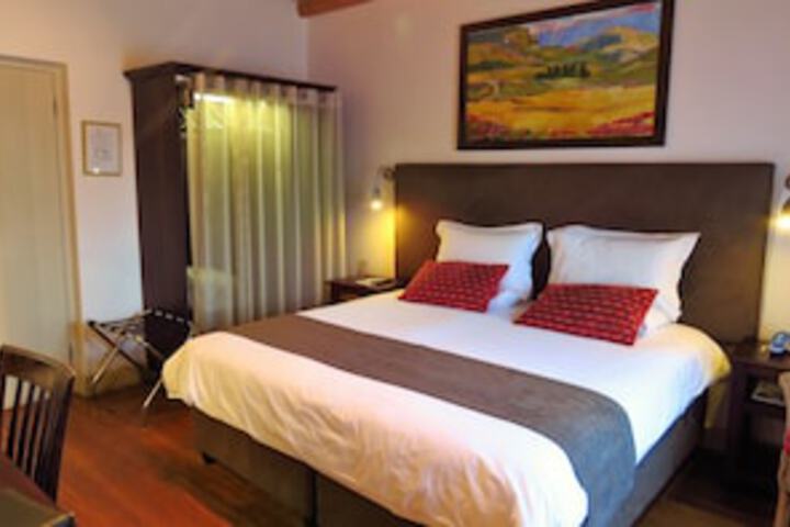 Oakhurst Hotel - thumb 0