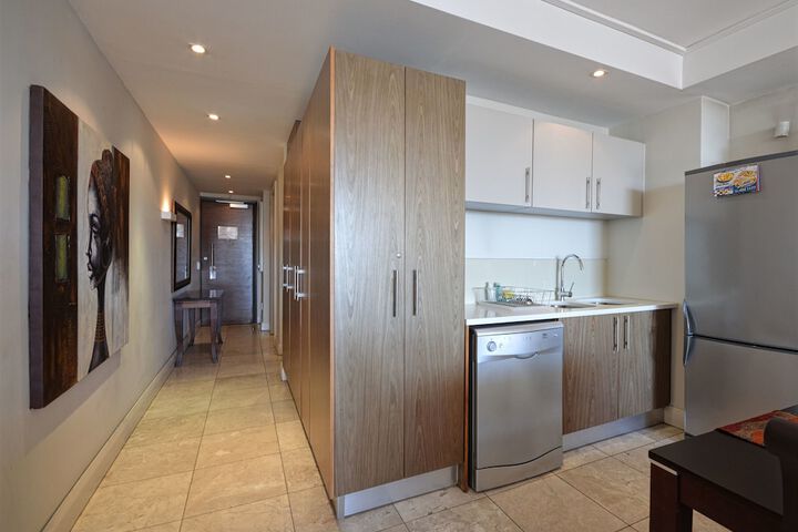 Canal Quays Luxury Apartments - thumb 5