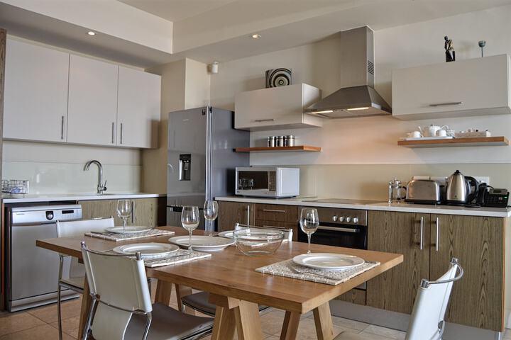 Canal Quays Luxury Apartments - thumb 3