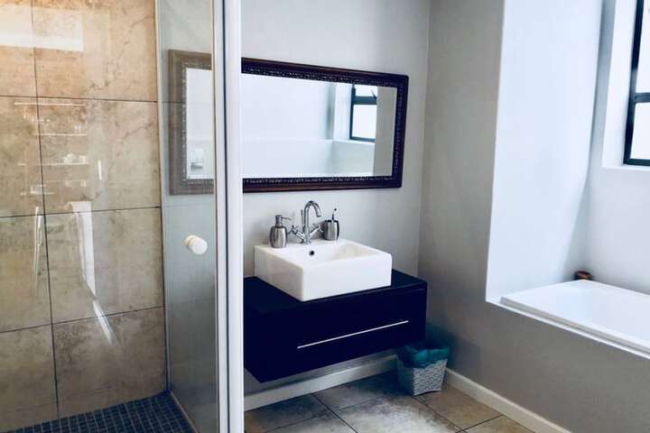 1 Bedroom Apartment In Cape Town City Centre - thumb 6