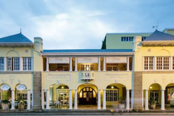 Queen's Hotel - thumb 0
