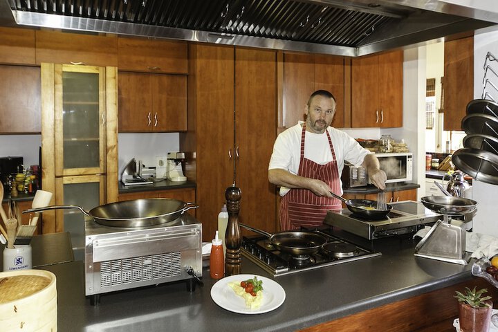 GUBAS DE HOEK Meet Eat Sleep - thumb 1