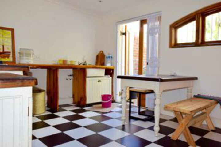 2 Bedroom House In Observatory Cape Town - thumb 6