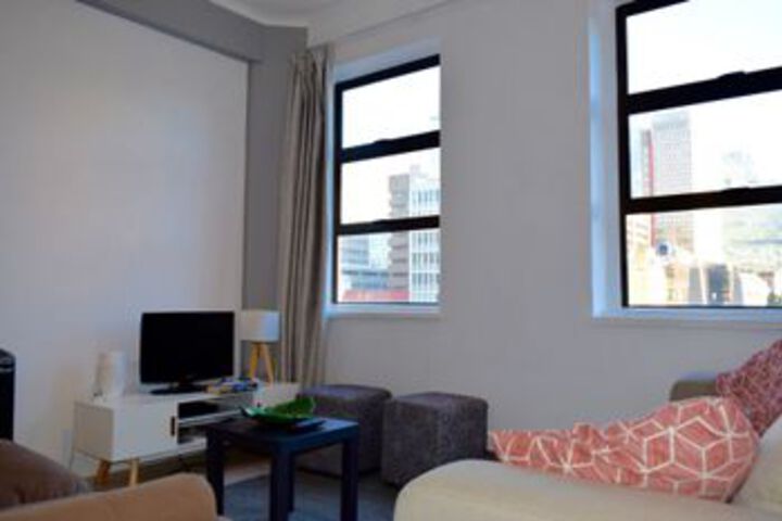 1 Bedroom Flat With Views Of Table Mountain & Lions Head - thumb 3