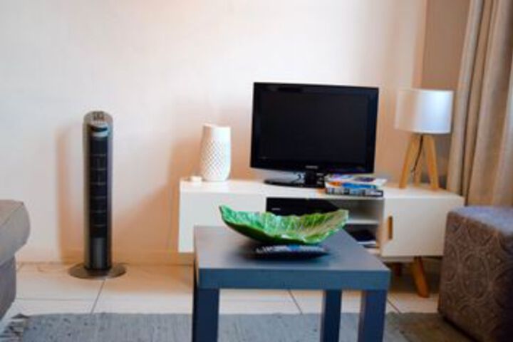 1 Bedroom Flat With Views Of Table Mountain & Lions Head - thumb 6
