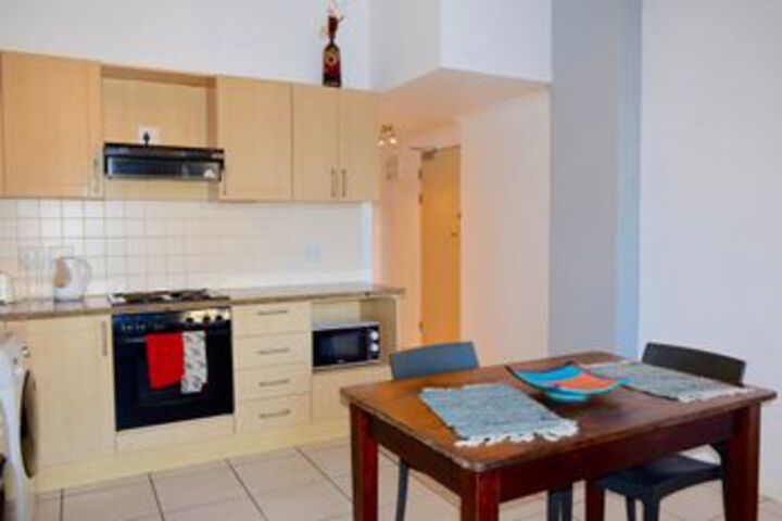 1 Bedroom Flat With Views Of Table Mountain & Lions Head - thumb 5