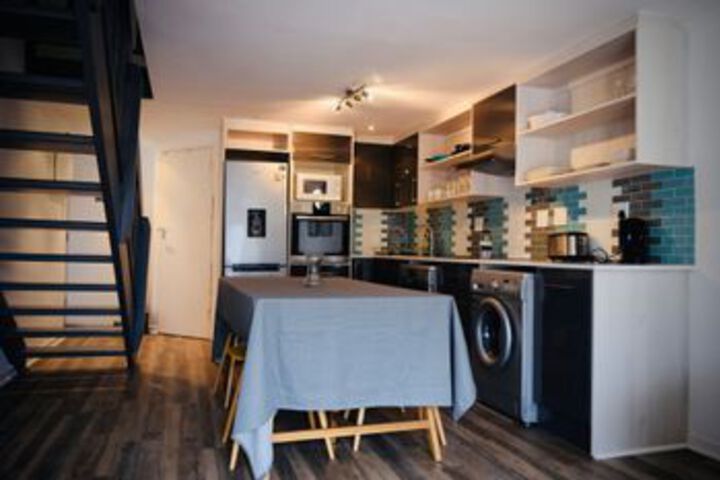 1 Bedroom Apartment With Table Mountain Views - thumb 2