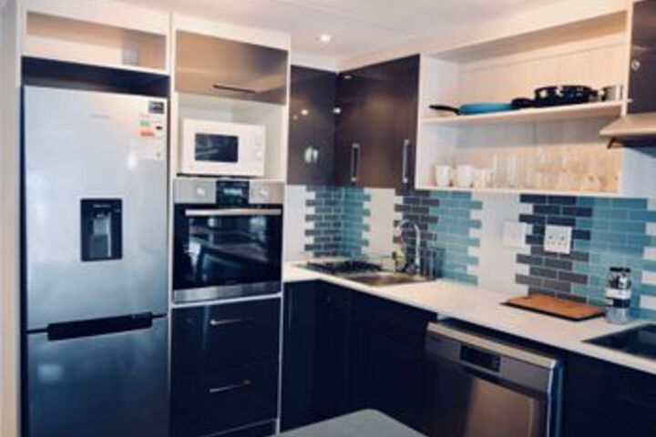 1 Bedroom Apartment With Table Mountain Views - thumb 3