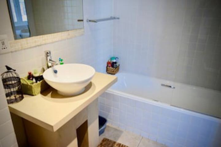 2 Bedroom Designer Apartment In Cape Town City Centre - thumb 1