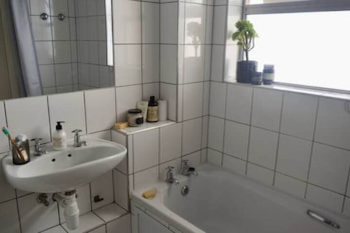 2 Bedroom In Sea Point With Huge Balcony - thumb 5