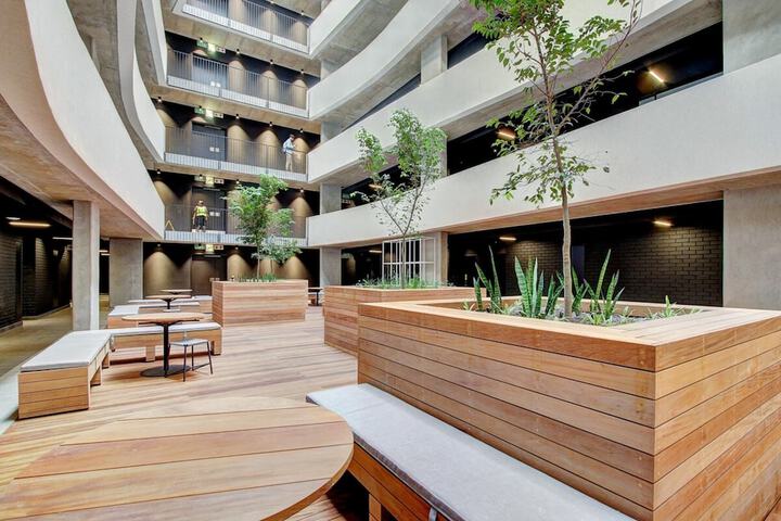 Modern Top Floor Flat With Mountain Views - thumb 2