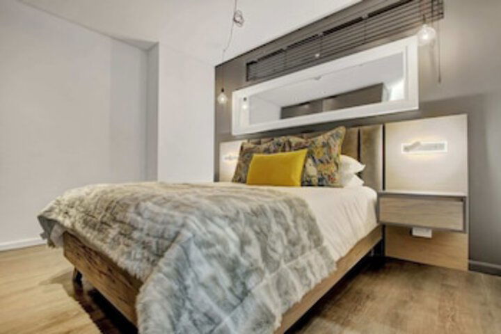 Modern Top Floor Flat With Mountain Views - thumb 0
