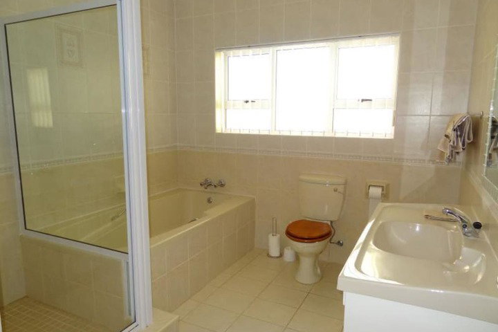 Stunning 3-bed Lakeside Villa With Private Pool - thumb 7