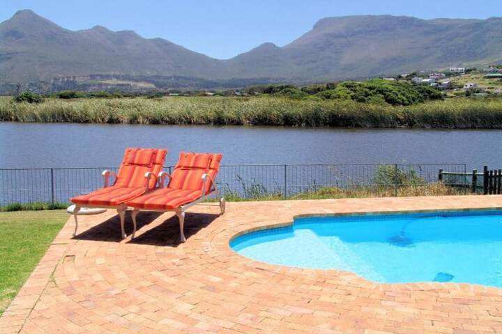 Stunning 3-bed Lakeside Villa With Private Pool - thumb 1