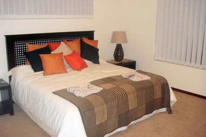 Stunning 3-bed Lakeside Villa With Private Pool - thumb 2