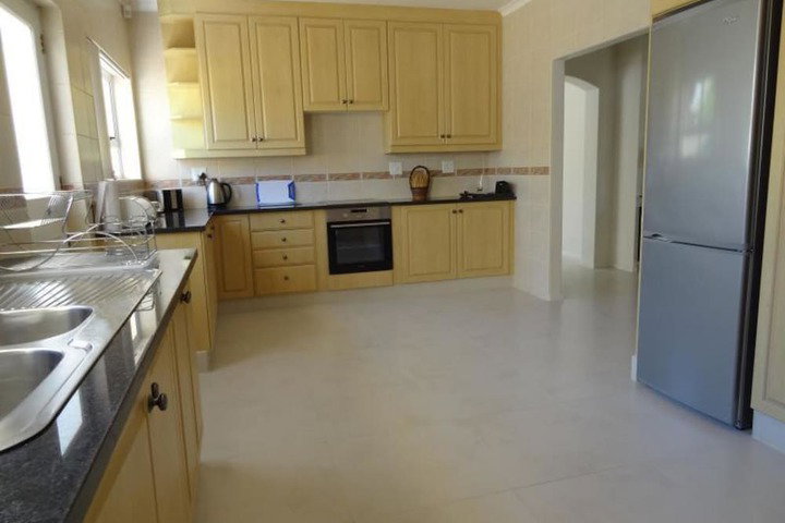 Stunning 3-bed Lakeside Villa With Private Pool - thumb 3