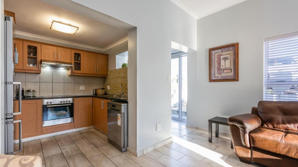 21 Manor Kingswood - thumb 2