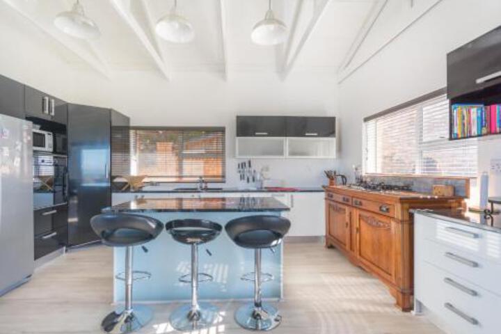 Boyes Drive Villa - thumb 1