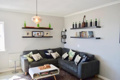 2 Bedroom With Harbour & Mountain Views - thumb 0