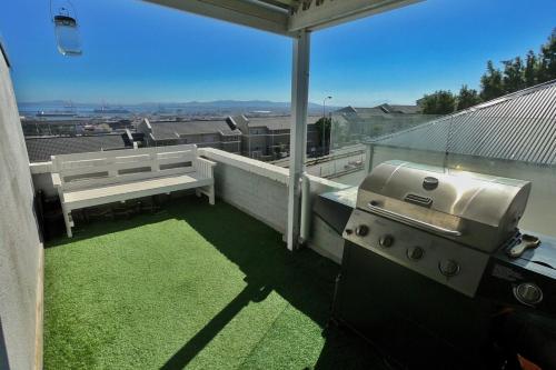 2 Bedroom With Harbour & Mountain Views - thumb 6