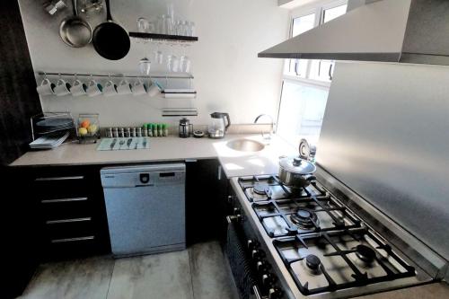 2 Bedroom With Harbour & Mountain Views - thumb 3