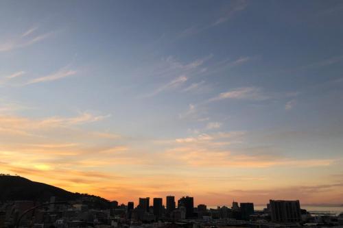 2 Bedroom With Harbour & Mountain Views - thumb 2