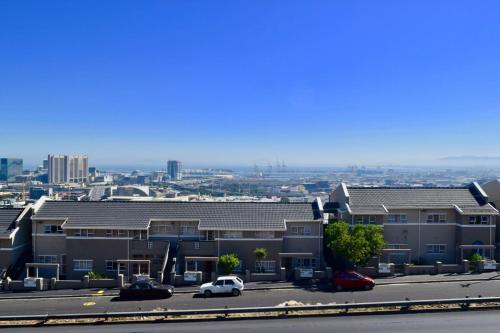 2 Bedroom With Harbour & Mountain Views - thumb 5