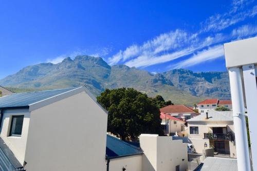 2 Bedroom With Harbour & Mountain Views - thumb 4