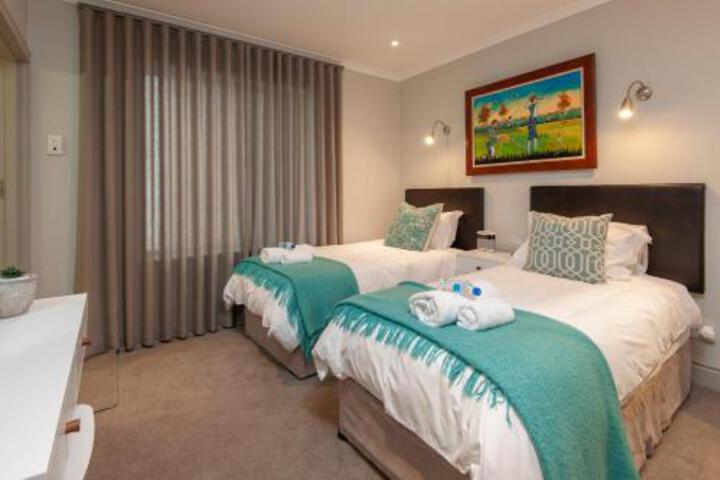 Walker Bay Luxury Seafront Apartment - thumb 4