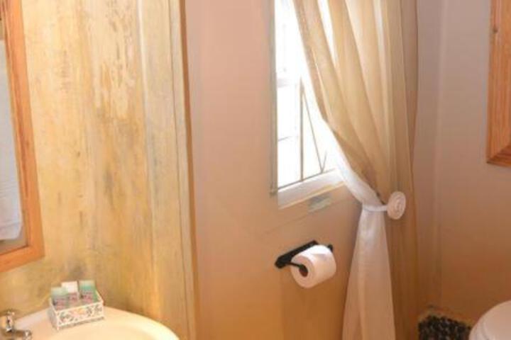 Vultures Lodge - thumb 3